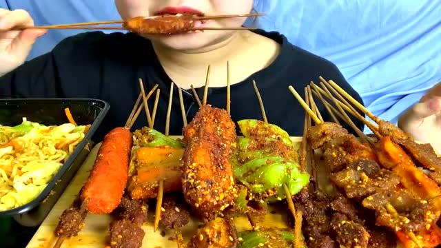 美食吃播:大胃王美女吃烤鸡翅和炸串,吃得太香了!
