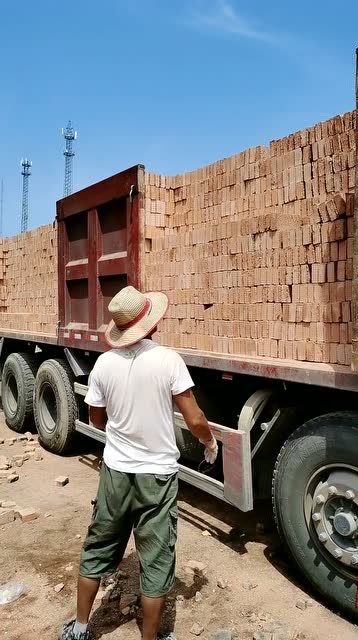 砖厂工人这样装车,老板也不来管一管,一卸砖就一万变两万了!