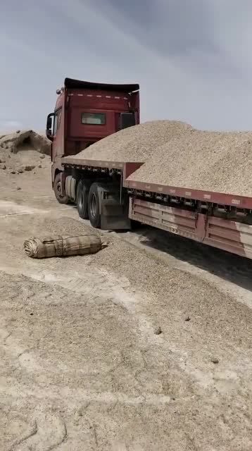 平板车拉沙子到目的地还能剩多少,这是来搞笑的吧