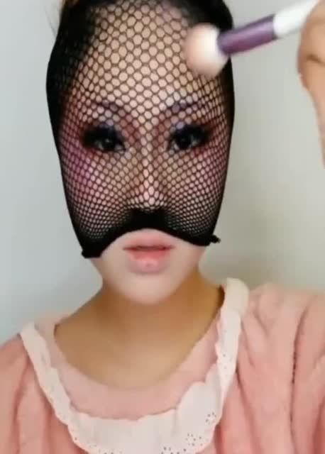 小姐姐画了一款好看的鱼鳞妆,画鱼鳞的方式很特别,想学的赶紧来