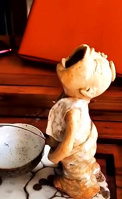 都说喝童子尿可以长寿不老,今天我赶紧喝了一壶,咋还上面喝下面漏呢?