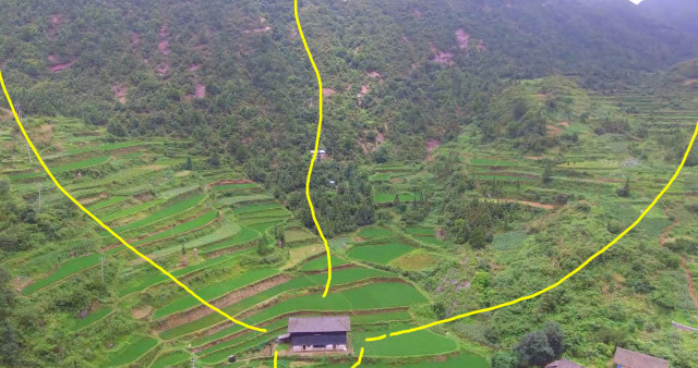 这户人家处在万朝归宗地,藏风纳气的风水宝地