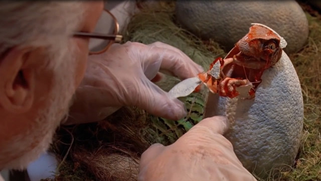 作死科学家用蚊子的基因克隆出恐龙蛋,孵出一条凶猛的变异霸王龙!