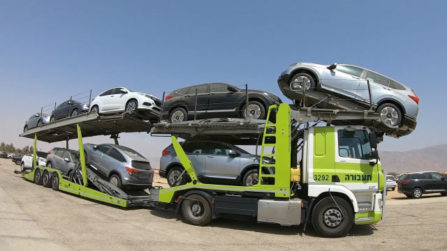 一辆拖挂卡车可以运输多少辆轿车呢?车头顶都放了