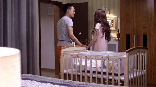 小夫妻用监控看孩子,听到哭声也不能进屋,太折磨