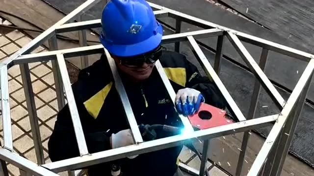 八级焊工表演一次性焊接技术,结果把自己焊在了里面,这就有点尴尬了!