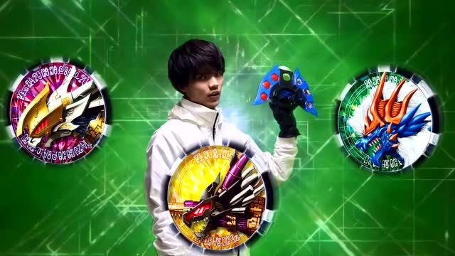 小哥哥模仿《泽塔奥特曼》中的镝木慎也变身!太帅了