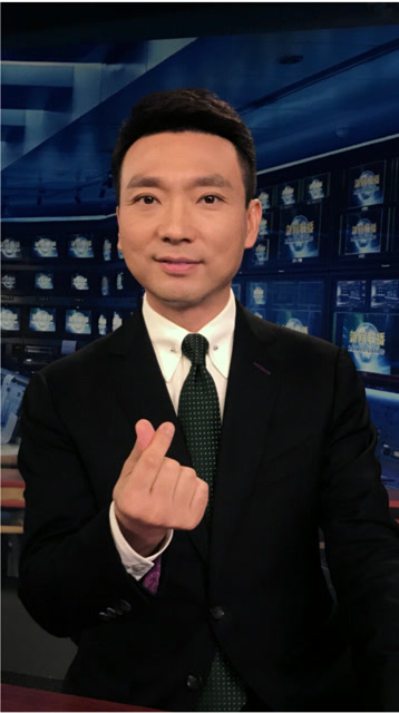 主播说联播康辉比心送给一对暖心夫妇希望爱的传递成为一个集体项目