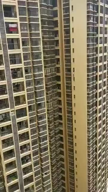 27楼窗外的小弟,注意安全哟!