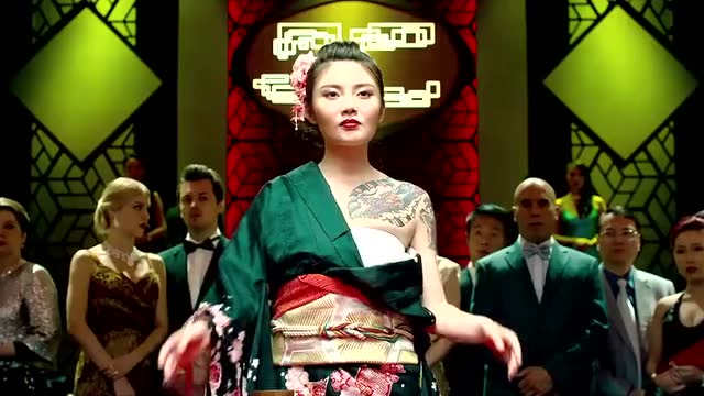 澳门风云3:大嫂徐冬冬怎么当起"筛盅女王",这纹身很是骚气,有点意思