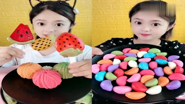 小姐姐直播吃草莓果冻,彩色蒜瓣,颜色任你选,儿时向往的生活