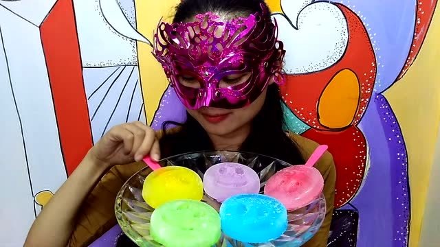 吃冰达人:面罩小姐姐吃彩色笑脸冰块,冰冻的太硬了咬的都是牙印