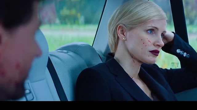 这应该是最性感的女杀手之一,明明刚刚杀了人,警察还保护她安全离开