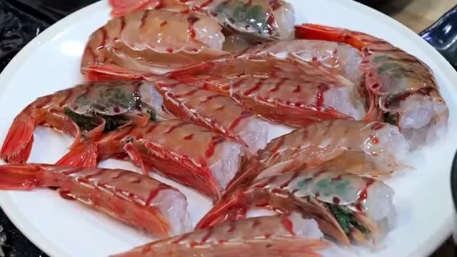 美食:韩国街头美食釜山桃花虾,看着就流口水!