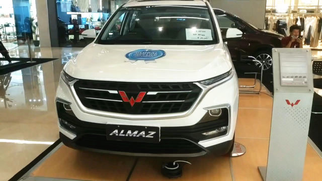 国产七座神车,2020款五菱宏光almaz亮相大商场,这外观也太炫酷了