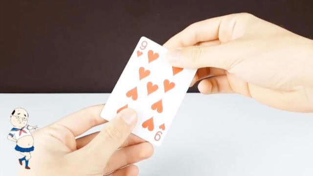 近景魔术初级科普一招教你空手变扑克牌