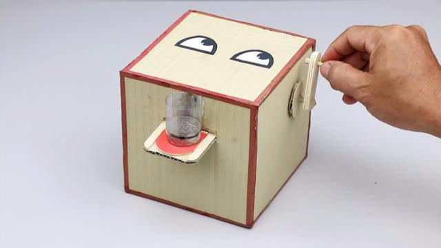 手工达人教你用纸板制作小猪存钱罐,摇动摇杆,小猪就会吃掉硬币