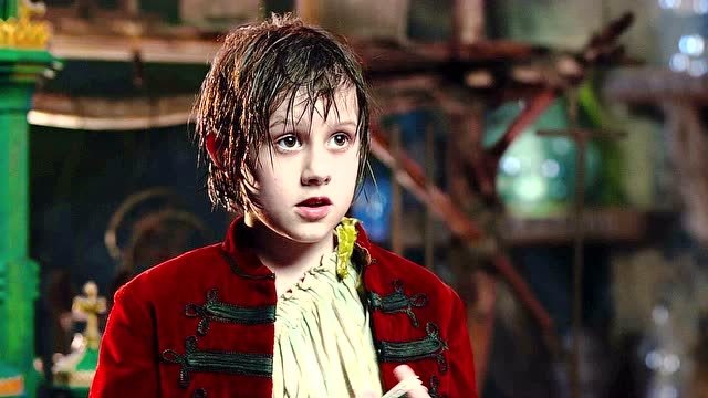 身高7米的巨人,把所有的爱,都给了这个小女孩!