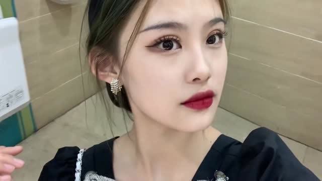 小姐姐在卫生间自拍,浓妆艳抹,妩媚的很啊!