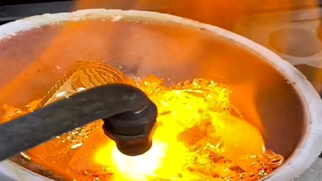 老师傅刚收来的黄金,直接高温熔化,打造了一个手镯