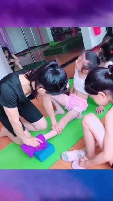 舞蹈老师帮小朋友压脚背看着真让人心疼舞蹈生真难