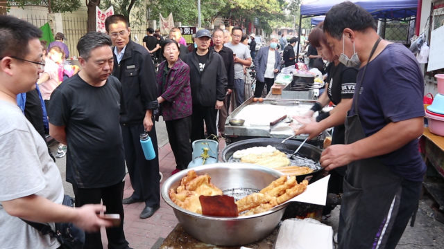 河北隐蔽早餐摊,顾客自带鸡蛋,每天排长队来买,出了沧州吃不到