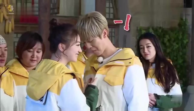 鹿晗和景甜劈叉,吓得鹿晗一口老血吐了出来,人老了十岁