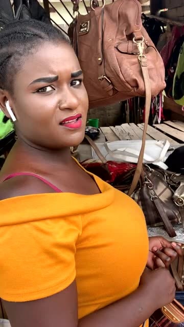 今天带瑞秋去非洲的二手市场,里面应有尽有,瑞秋都看傻了