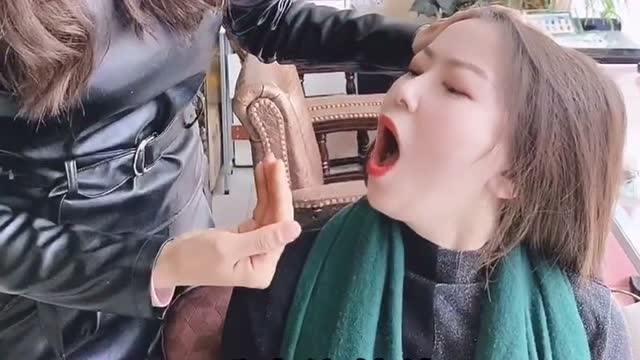 美女去做头发说话舌头老是打卷理发店老板有绝招一下就治好了