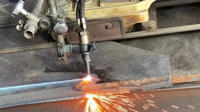 厚钢板的氧割下料斜切口断面比较粗糙你们觉得这样的机器怎么样