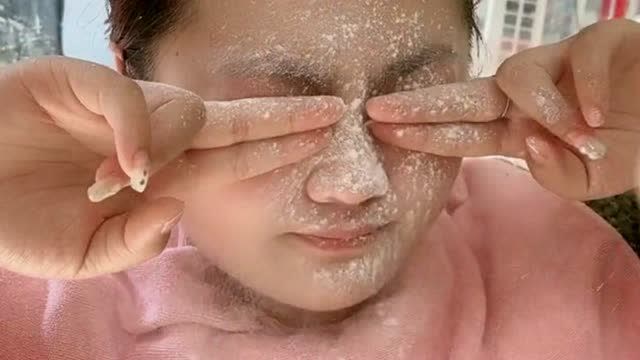 沿袭古代工艺的挽面技术,将痱子粉撒在脸上,有效清除多余绒毛!