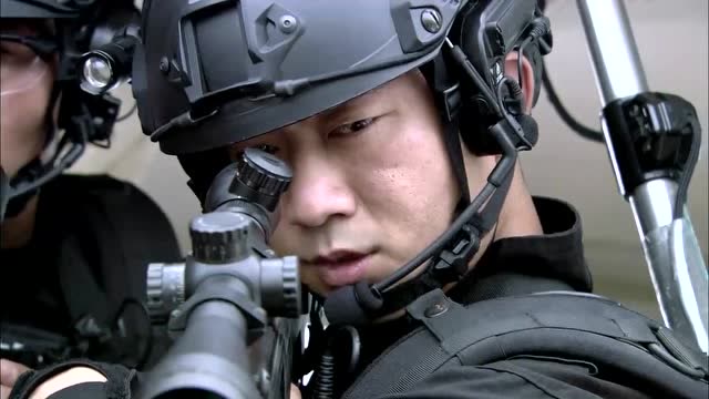 特警力量:第一狙击手出任务,敌人竟是自己前女友,瞬间心软!