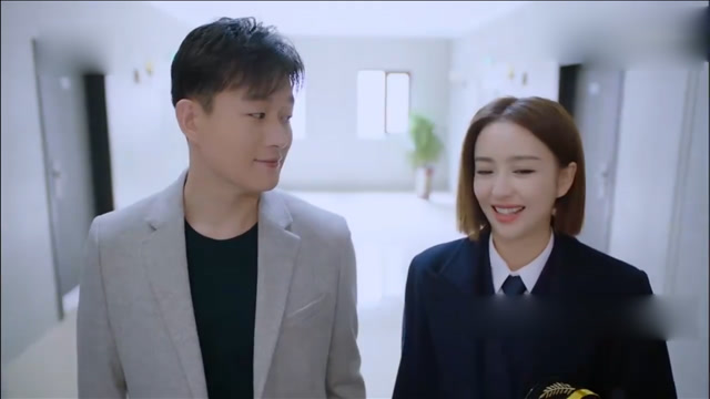 爱的厘米:徐清风关雨晴一起上班,拉行李箱还要牵着手,真是太甜蜜了!