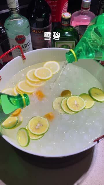 和朋友分享雪碧桶的快乐,你懂得牛栏山加雪碧,好"牛碧"的味道