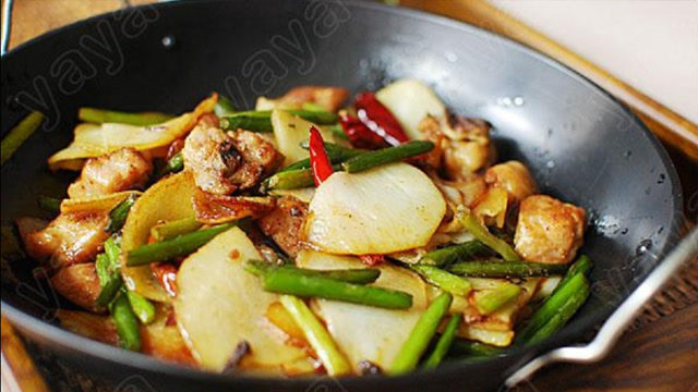干锅土豆鸡,香而不腻,冬季吃起来格外下饭!