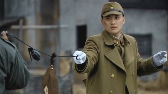 牧良逢太会玩了,在绳子之间绑上手榴弹,中衫正一下就傻眼了