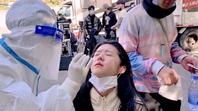 小姐姐在认真配合医护人员,进行核酸检测,看着她痛苦的表情我也不好受