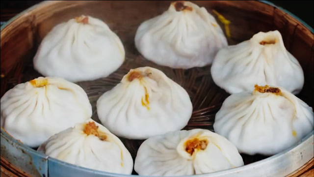 江苏美食南京蟹黄包子,皮薄如纸,蟹肉飘香