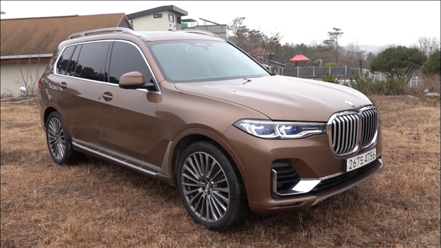 2021款宝马x7六座版终于来了,颜值高空间大,打开后备箱太帅了
