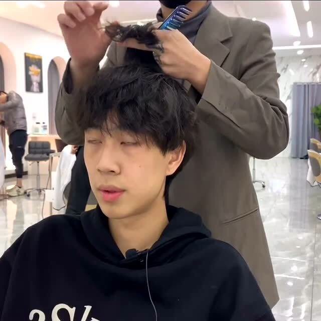 托尼老师太牛了,学生做完发型简直变了一个人,帅了不止10倍!