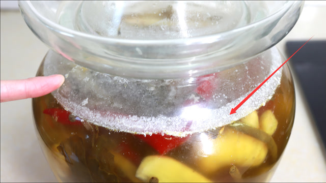 泡菜坛生白花,倒白酒根本没用,川妹子教你方法,坛水清亮不生花