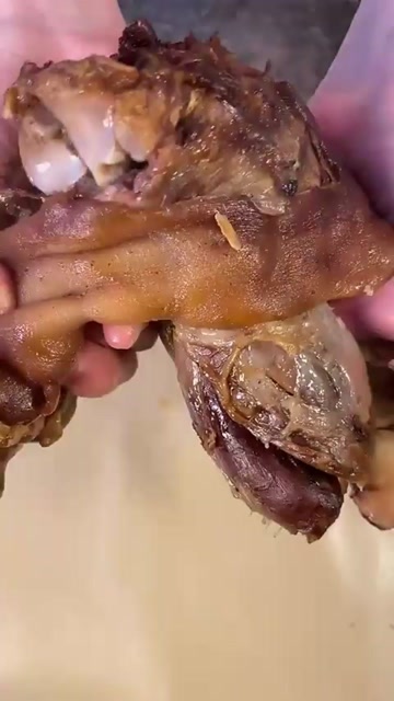 大口吃肉大口喝酒,真是豪爽的女汉子,就像问你嫁的出去吗