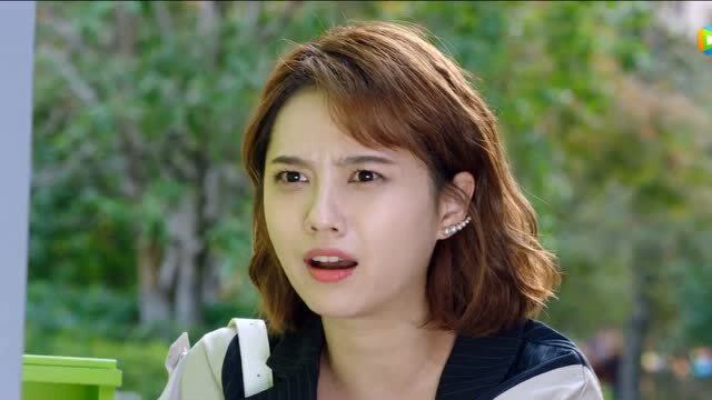 阮青夏以为是变态寄给自己的,直接就把快递扔了,这让躲在暗处观察的束