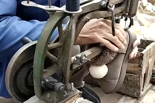 零零后看不懂的机器,这可是老版的修鞋机器了,算得上古董了