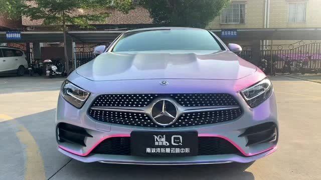 看惯了奔驰的经典颜色,如果想来点不一样的那就来看看这个奔驰轿跑