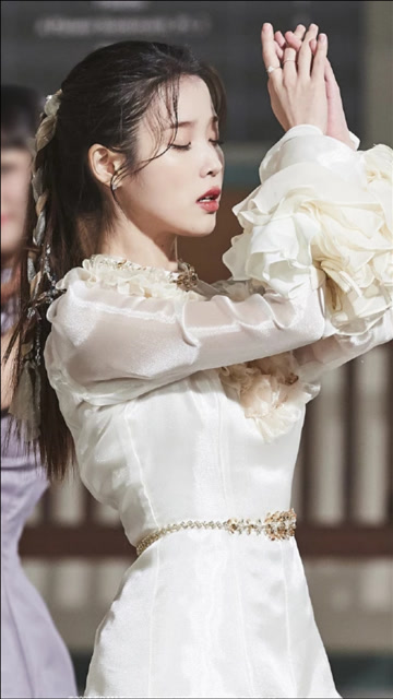 iu:一生只穿一次的婚纱,iu为我们穿了无数次,不允许你没看过穿白纱哭