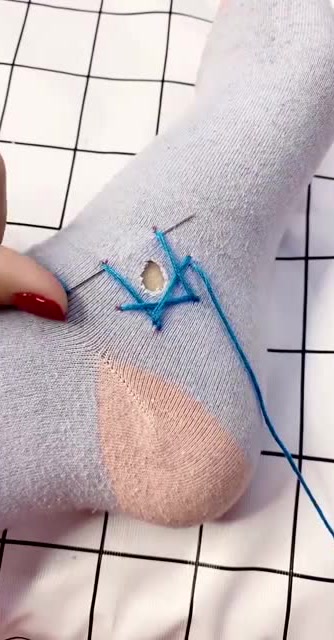 破洞袜子原来可以这样补呀,接下来这操作,看完又学会一招!