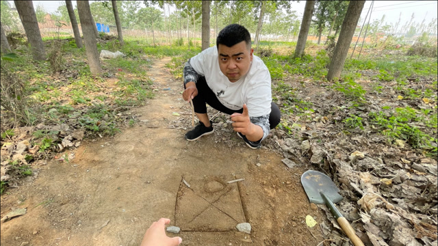 熊二和媳妇玩"跳茅坑"游戏,满满的童年记忆,俩人玩的不亦乐乎