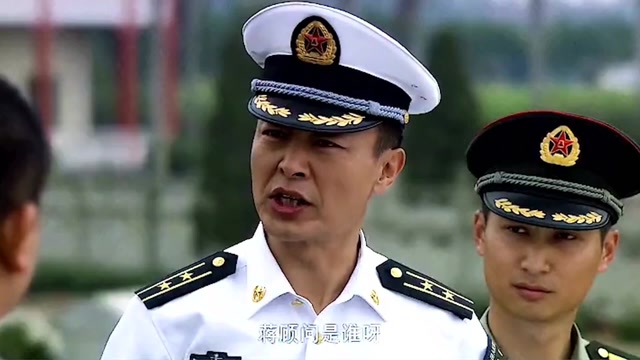 火蓝刀锋:龙百川去墓地看牺牲的战友,却发现一座坟里埋了两个人,你们