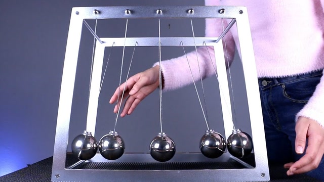 牛顿摆是上面玩意儿?五个小球一摆动,神奇的一幕竟然发生了!